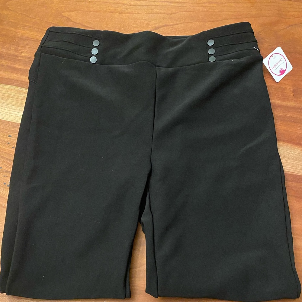 Black leggings with cute button detail!